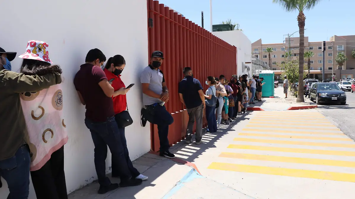 Filas de ciudadanos casilla especial gasolinera El Faro - Cecilia Saijas (1)